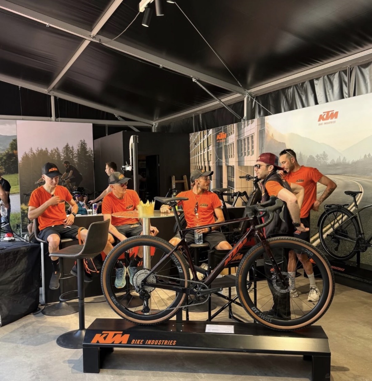 Atleti del team KTM Spada Brenta Brakes nello stand KTM Bike Industries