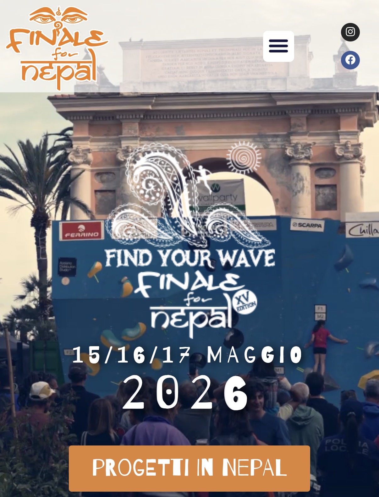 Evento Finale for Nepal con parete di arrampicata e pubblico